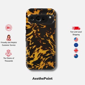 Puede incluir: Una funda de teléfono con un diseño de carey en tonos marrones y amarillos. La funda tiene un recorte para la cámara y el texto "AesthePoint". También hay iconos de servicio al cliente y envío.