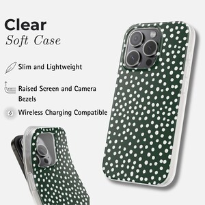 K&ouml;nnte beinhalten: Transparente, weiche Handyh&uuml;lle mit wei&szlig;em Polka-Dot-Muster auf dunkelgr&uuml;nem Hintergrund. Die H&uuml;lle ist schlank, leicht und hat erh&ouml;hte Blenden f&uuml;r Bildschirm und Kamera. Sie ist kabellos aufladbar.