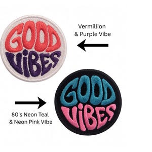 Puede incluir: Dos parches bordados circulares con el texto GOOD VIBES. El parche superior tiene un fondo blanco con letras bermellón y moradas. El parche inferior tiene un fondo negro con letras de color verde azulado neón y rosa neón.