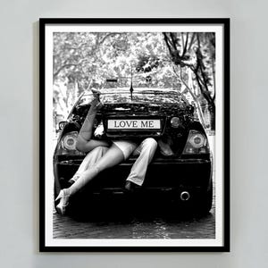 Romantik im Auto Print, Paar Poster, schwarz weiss, Vintage Fotografie, Romantisches Schlafzimmer Dekor, digitaler Download, Romantische Wandkunst