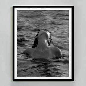 ビーチの裸の女性のプリント、フェミニストのポスター、白黒、ビンテージ写真、ファッションウォールアート、女の子のバスルームの装飾、デジタルダウンロード