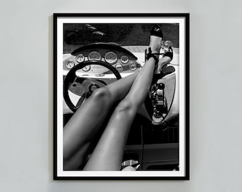 クラシックカーにハイヒールを履いた女性向けプリント、フェミニストポスター、白黒、ラグジュアリーファッションウォールアート、Hypebeastのティーンガールルームデコレーション、デジタルダウンロード