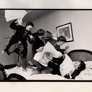 Impresión de "Pelea de almohadas" de los Beatles, póster musical vintage, blanco y negro, impresión fotográfica, arte mural retro, decoración del hogar de los años 60, descarga digital