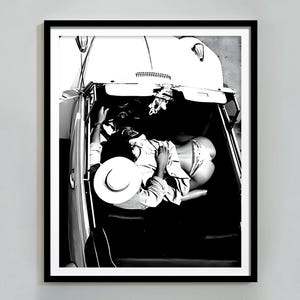 Romantik im Auto Poster, Schwarz Weiß, Vintage Fotografie, Romantisches Schlafzimmer Dekor, Paar Poster, Romantische Wandkunst, Digital Download
