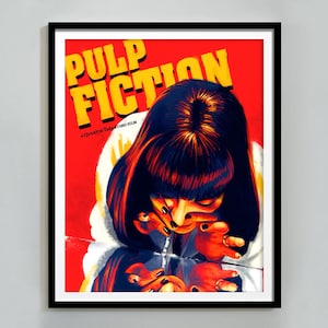 Pode incluir: Pôster de filme emoldurado para Pulp Fiction. O pôster apresenta uma imagem estilizada de uma mulher com cabelo escuro, em um fundo vermelho. As palavras "Pulp Fiction" estão em letras amarelas grandes no topo.