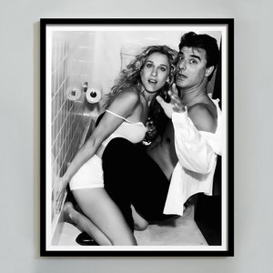 Carrie und Mr Big in Toilette Poster, schwarz weiß, Vintage Fotografie, Badezimmer Wand Kunst, digitaler Download, Badezimmer Poster, Wand Dekor