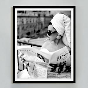 Impresión de mujer leyendo periódico, blanco y negro, póster de moda de lujo, arte de pared imprimible de Hypebeast, decoración de dormitorio de niñas, descarga digital