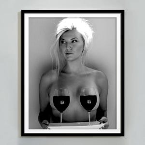 Seksowna kobieta trzymająca kieliszki do wina plakat, wydruk wózka barowego, czarno-biały, sztuka ścienna z alkoholem, plakat koktajlowy, dekoracja pokoju nastolatki, wydruk wina