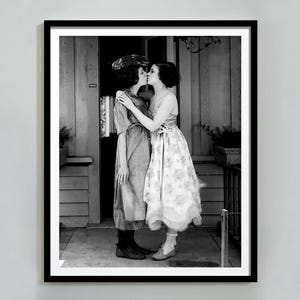 Lesben küssend Druck, feministisches Plakat, schwarz und weiß, Wandkunst, Vintage Lesben Plakat, digitaler Download, 1920 Dekor, lesbisches Paar Geschenk