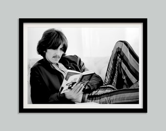 Può includere: Una fotografia in bianco e nero di un uomo con una giacca nera e pantaloni a righe che legge un libro mentre è sdraiato su un divano.