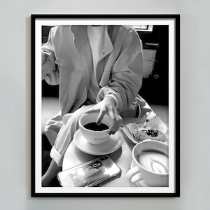 コーヒーを飲む女性のプリント、白黒、ビンテージ写真、高級ファッションポスター、キッチンの壁アート、Hypebeast ルーム装飾デジタルダウンロード