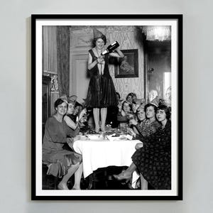 禁酒法時代にワインを飲む女性たちのプリント、バーカートのウォールアート、白黒、ヴィンテージ写真、パブ＆ダイニングルームの装飾、デジタルダウンロード
