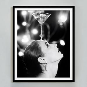 白黒マティーニ ポスター、ビンテージ写真、マティーニ ウォール アート、ワインを飲む女性のプリント、狂騒の 20 年代、ビンテージ バー装飾、デジタル ダウンロード
