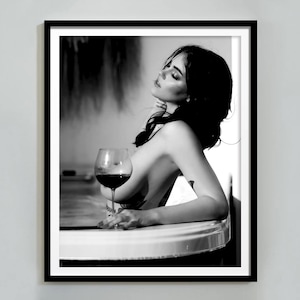 バスタブでワインを飲む裸の女性のプリント、白黒、バスルームの壁アート、バーカートのポスター、Y2K、女の子のバスルームの装飾、デジタルダウンロード