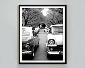 Lámina vintage de besos lésbicos, Twilight Avenue, blanco y negro, arte mural femenino, póster femenino, decoración y regalos sáficos, descarga digital.