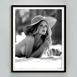 ビーチの裸の女性のプリント、夏のポスター、白黒、ビンテージ写真、女の子のバスルームの壁アート、ビーチルームの装飾、デジタルダウンロード