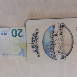 Belle carte d'anniversaire en bois. Comprend un texte personnalisé et un espace pour de l'argent ou un chèque-cadeau.