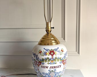 Tarro de tabaco antiguo de Delft policromado de Nueva Jersey convertido en lámpara de mesa DIY de 40,6 cm de alto x 24,8 cm x 24,8 cm - Sin pantalla