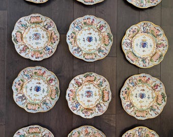 Plato llano decorativo italiano vintage S/12 Capodimonte de 26,4 cm (10 3/8”) con bordes decorados en bajorrelieve y una corona en el centro.