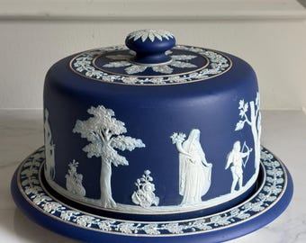 Gran cúpula y base vintage o antigua de Wedgwood Jasperware azul para pasteles o quesos, 10,75" x 6,75".