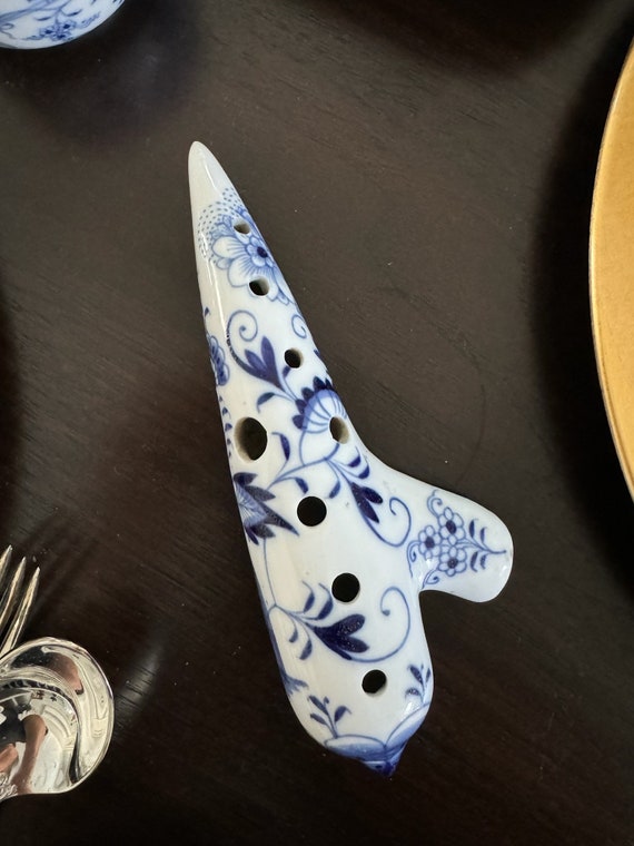 Antique Meissen Crossed Swords Porcelain Ocarina Blue Onion Design