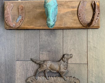 ¿Prefieres un perchero de madera estilo vintage con cabeza de caballo y herradura (19,5" x 7,5" x 7,25") o uno de hierro fundido con forma de perro? Perchero de 4 ganchos (11" x 8,25").
