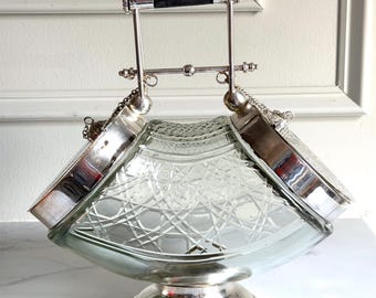 Caja calentadora de tacos o galletas tipo "paiper" de cristal tallado antiguo y baño de plata, de James Deakin & Sons, Sheffield, Inglaterra. 11,25" x 11" x 5".