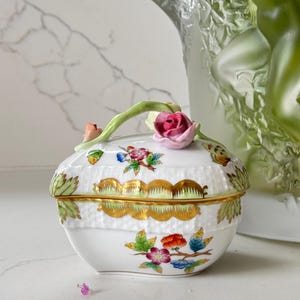 Herend Queen Victoria Hand Painted Heart Shaped Bon Bon Dish with Lid 4&quot;x3.5&quot;x3.75&quot;