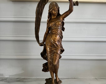 Escultura de bronce patinado del siglo XIX 'La Brisa' de Auguste Moreau 19" de alto