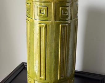 Soporte para paraguas de arte verde americano vintage de 18,75" x 9" con diseño de greca griega y capacidad de más de 20 libras.