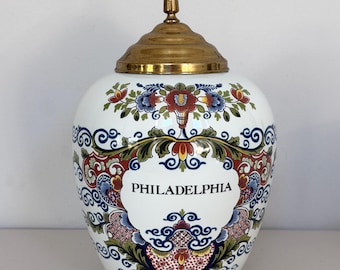 Tarro de tabaco antiguo o vintage de Delft policromado de Filadelfia, 28 x 19 cm, con tapa dorada, fabricado en Holanda.