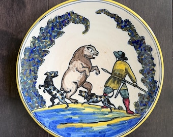 Plato decorativo vintage pintado a mano con escena de caza de osos, cazador y dos perros de caza, 26,7 cm (10,5 pulgadas)