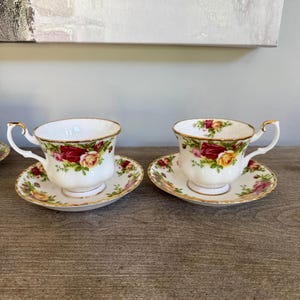 Set of 2 Vintage Royal Albert Old Country Red Roses Teacup and saucer set