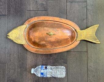 Bandeja grande vintage de cobre martillado para servir pescado, de 56 x 23 cm, con inserto y tapa.