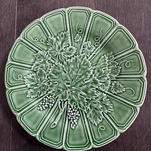 One Bordallo Pinheiro Portugal Majolica Green Grapevine Grape leaf salad plate 7.75"