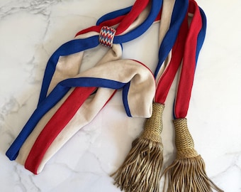 Banda conmemorativa histórica de un antiguo alcalde francés con borlas de metal dorado y anillo bordado a mano.