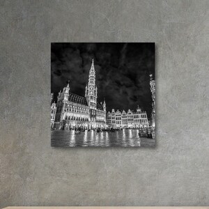 Photographie de la Grand Place de Bruxelles de nuit, Cadre en bois, Canva ou Poster, Différentes tailles, Qualité Premium image 1