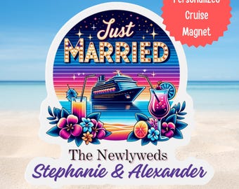 Könnte beinhalten: Ein personalisierter Kreuzfahrtmagnet mit einem Design, das ein Kreuzfahrtschiff, Cocktails und die Worte "Just Married" zeigt. Der Magnet enthält die Namen "Stephanie & Alexander" und ist mit Blumen verziert.