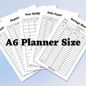 Puede incluir: Un conjunto de hojas de seguimiento financiero en tamaño A6 con texto y líneas de cuadrícula en negro. Las hojas incluyen encabezados para Monthly Bill, Expenses, Year Budget, Debt Payoff y Savings Sheet con columnas para fechas y montos.
