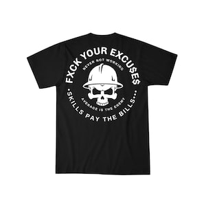 Peut inclure: T-shirt noir avec un motif blanc. Le motif représente un crâne portant un casque de chantier, entouré du texte "FXCK YOUR EXCUSES" et "SKILLS PAY THE BILLS."