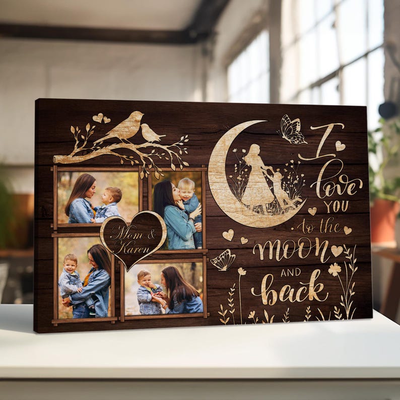 K&ouml;nnte beinhalten: Holzgerahmte Fotocollage mit dunkelbraunem Hintergrund. Die Collage zeigt vier Familienfotos, einen herzf&ouml;rmigen Ausschnitt mit dem Text "Mom & Karen" und einen Mond mit einer Mutter-Kind-Silhouette. Der Text "I love you to the moon and back" ist ebenfalls enthalten.