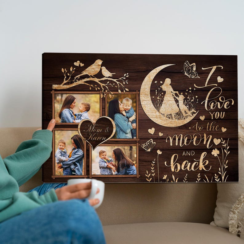 K&ouml;nnte beinhalten: Familienfoto-Collage aus Holz mit einem dunkelbraunen Holzmaserungshintergrund. Die Collage zeigt vier gerahmte Fotos, einen herzf&ouml;rmigen Ausschnitt mit dem Text "Mom & Karen" und ein Mond-Design mit den Worten "I love you to the moon and back".