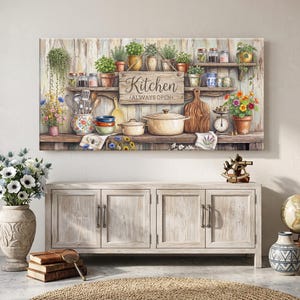 Könnte beinhalten: Ein rechteckiger Wandkunstdruck mit einer rustikalen Küchenszene, Regalen mit Topfpflanzen, Gläsern, einem Holzschneidebrett, einer Waage und verschiedenen Kochutensilien. Das zentrale Holzschild trägt den Text Kitchen ALWAYS OPEN.