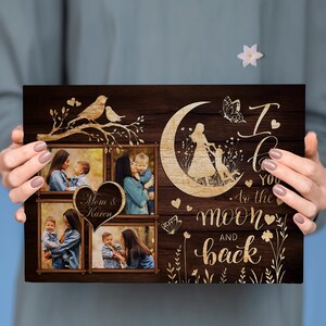 K&ouml;nnte beinhalten: Familienfoto-Plakette aus Holz mit dunkelbraunem Holzmaserungshintergrund. Die Plakette zeigt vier gerahmte Fotos, einen herzf&ouml;rmigen Ausschnitt mit dem Text "Mom & Karen" und ein Mond-Design mit dem Text "I love you to the moon and back".