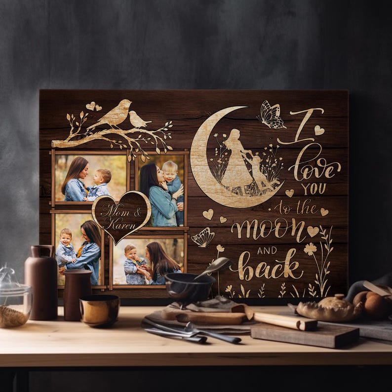 K&ouml;nnte beinhalten: Eine Holz-Familienfotocollage mit rustikalem Design. Sie verf&uuml;gt &uuml;ber vier Fotorahmen, einen Mond mit einer Mutter-Kind-Silhouette und den Text "I love you to the moon and back."
