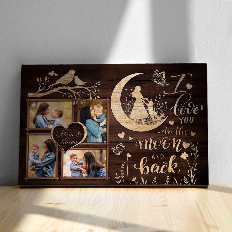 K&ouml;nnte beinhalten: Familienfoto-Collage aus Holz mit dunkelbraunem Hintergrund. Die Collage zeigt vier gerahmte Fotos, einen herzf&ouml;rmigen Ausschnitt mit dem Text "Mom & Karen" und ein Mond-Design mit dem Text "I love you to the moon and back".