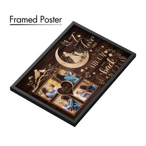 K&ouml;nnte beinhalten: Gerahmtes Poster mit dunklem Holzmaserungshintergrund. Das Poster zeigt Familienfotos und den Text "I love you to the moon and back". Dekorative Elemente sind ein Halbmond, Schmetterlinge und Herzen. Der Rahmen ist schwarz.