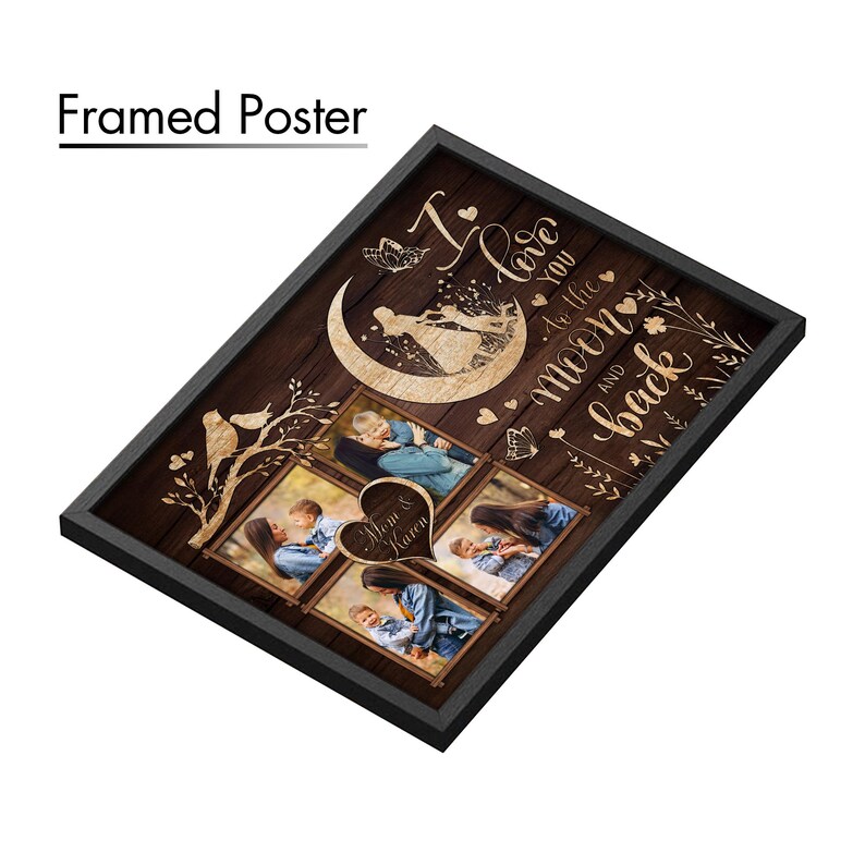 K&ouml;nnte beinhalten: Gerahmtes Poster mit dunklem Holzmaserungshintergrund. Das Poster zeigt Familienfotos und den Text "I love you to the moon and back". Dekorative Elemente sind ein Halbmond, Schmetterlinge und Herzen. Der Rahmen ist schwarz.