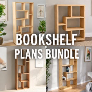 Op de afbeelding: Een collectie van vier lichtgekleurde houten boekenplanken met asymmetrische, verspringende schapontwerpen. De afbeelding toont verschillende configuraties van open opbergeenheden met rechthoekige vakken, voorzien van de tekst BOOKSHELF PLANS BUNDLE.