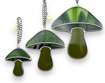 Gebrandschilderd glas Mushroom Suncatcher - Forest Green Shimmer - twee maten